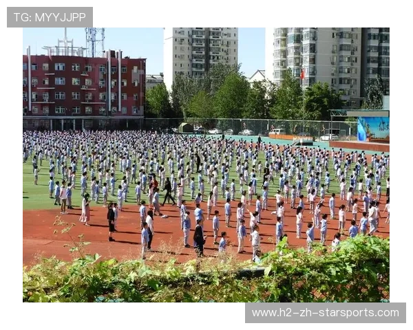 体操选手参与公益募捐活动回馈社会，在操场举行募捐活动